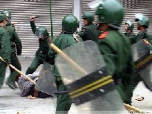 Fotogalerie: policejní brutalita v Longnanu