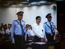 Vlivný čínský politik před soudem za korupci; sehraný proces řídí vládnoucí režim