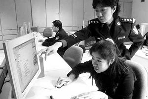 Čínská internetová policie při práci. (Charles Hope/Flickr.com) 