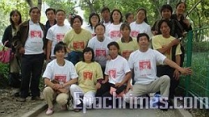 Lidé, kteří si jdou stěžovat na úřady, oblékají tričko na podporu údajného vraha policistů Yanga Jia; slova na tričku jsou Yangovo údajné motto: „Když mi nedáte odpověď, já vám dám lekci.“ (Epoch Times)