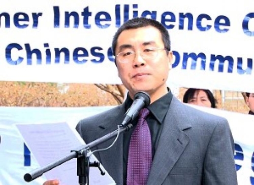 Li Fengzhi, hovoří na shromáždění před čínskou ambasádou ve Washingtonu, D.C.