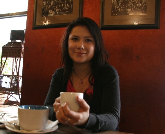 Herečka a dabérka Ivana Korolová při rozhovoru v kavárně Hany Bany, Praha. (Velká Epocha)