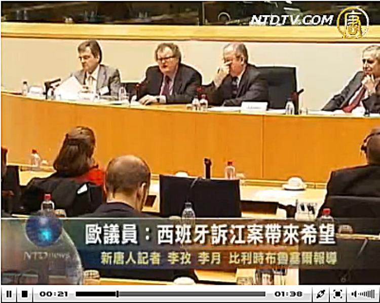 Členové Evropského parlamentu podporují žalobu proti bývalým čínským představitelům ve věci genocidy Falun Gongu. (NTD News) 