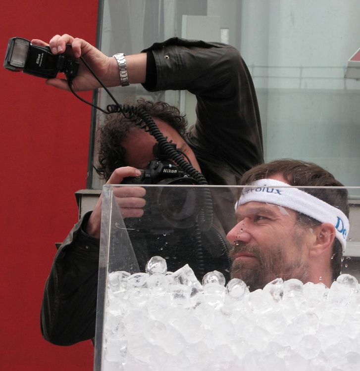 Holanďan Wim Hof, známý jako Ledový muž pro svou schopnost snášet zdánlivě nemožné stupně chladu. (Foto: Aad Villerius)