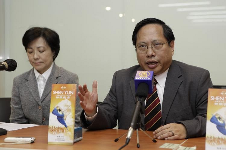 Albert Ho Chun-yan, právník asistující pořadatelům, hovoří na tiskové konferenci. (Li Ming/Velká Epocha)