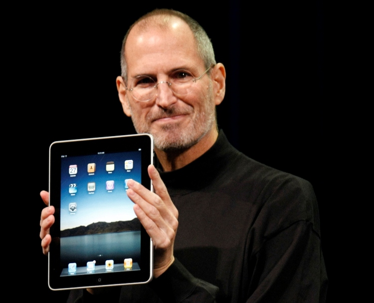 Výkonný ředitel Apple Inc. Steve Jobs oznamuje uvedení nového iPadu na Zvláštní akci Apple v Centru umění Yerba Buena v San Francisku (Kalifornie) 27. ledna 2010.