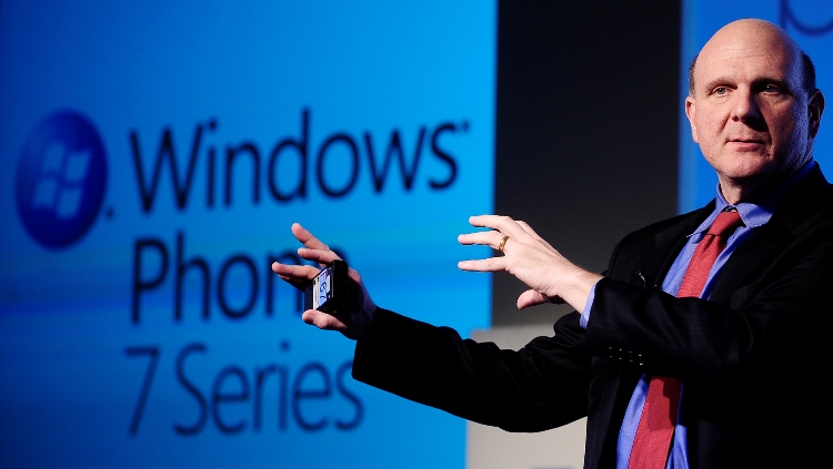 Výkonný ředitel Microsoftu Steve Ballmer mluví během prezentace Windows Phone 7 na konferenci World Mobile v Barceloně, 15.  února 2010. (AP/SITA)
