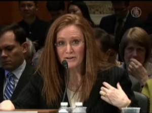 Christina Jonessová, generální tajemnice společnosti Go Daddy Inc., svědčí před Kongresovou a exekutivní komisí pro Čínu ve Washingtonu, D. C., 24. března. (screenshot/NTDTV)