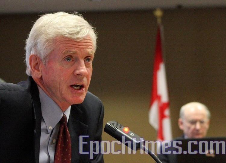 Bývalý kanadský ministr zahraničí David Kilgour, v pozadí David Matas. (Samira Bouaou/The Epoch Times)