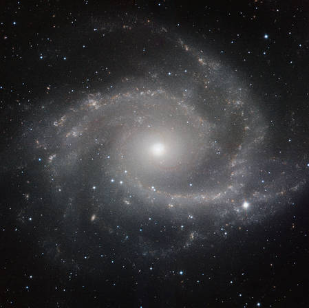 Obrázek č. 5 ukazuje spirální galaxii NGC 2997 v souhvězdí Vývěva (latinsky Antlia), vzdálenou asi 30 milionů světelných let. NGC 2997 je nejjasnějším členem galaktické skupiny Antlia. (ESO/P. Grosbøl)