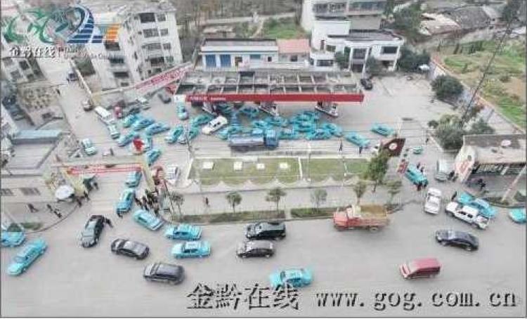 Taxíky tvoří frontu na čerpací stanici v městě Guiyang v provincii Guizhou (gog.com)