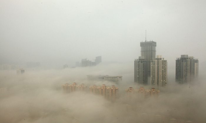 Úmrtí v Číně v důsledku znečištění vzduchu mají světové prvenství. Lianyungang 2013. (ChinaFotoPress / Getty Images)