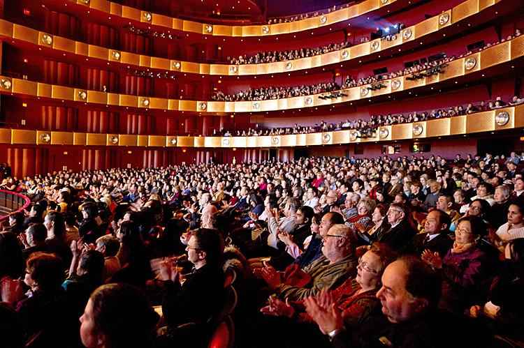 Vyprodané vystoupení newyorské umělecké společnosti Shen Yun Performing Arts v divadle Davida H. Kocha v Lincolnově centru. (Dai Bing/ Velká Epocha)