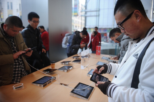 Zákazníci v čínské Šanghaji, si prohlížejí iPad mini s nainstalovaným "Velkým rudým bratrem". (PETER PARKS/AFP/Getty Images)