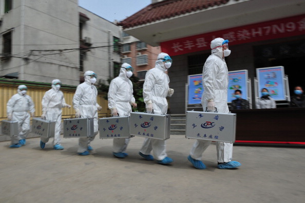 Duben 2013 - nácvik lékařů na případnou epidemii způsobenou virem H7N9. (ChinaFotoPress/Getty Images)