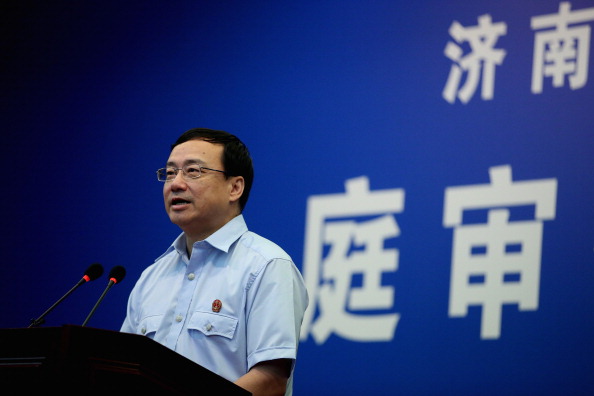 Čínský soudní mluvčí Liou Jen-ťie (Liu Yanjie) oznamuje výsledky průběhu procesu s Po Si-lajem. (Feng Li/Getty Images)