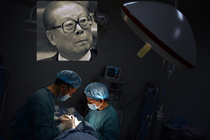 Z telefonního rozhovoru: „Tenkrát to byl předseda Ťiang... byl vydán příkaz, druh instrukcí, které popisovaly provedení takových věcí, orgánových transplantací.“ (Ťiang Ce-min nahoře- NTD News a ilustr. foto transplantace - Peter Parks / AFP / Getty Images)