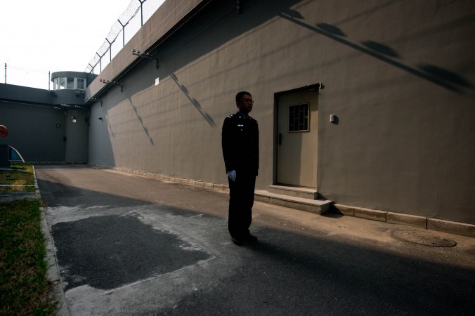 Vězeňská stráž ve dvoře uvnitř Prvního záchytného centra v Pekingu, 25. října 2012. (Ed Jones / AFP / Getty Images)