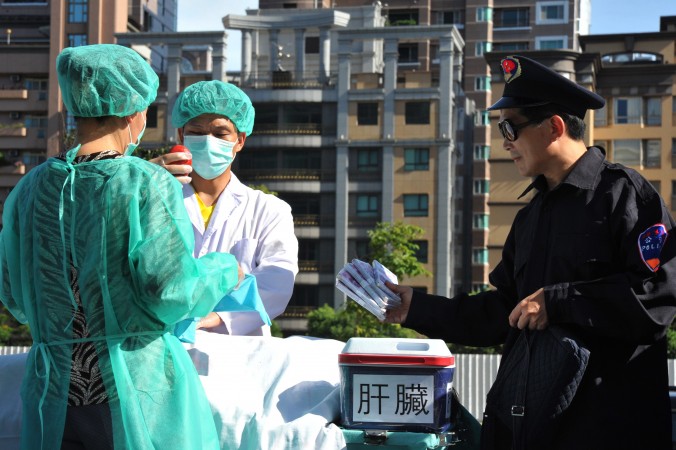 Stoupenci Falun Gongu demonstrují odběr orgánů, Taipei, červen 2014, ilustr. foto. (Mandy Cheng/AFP/Getty Images)