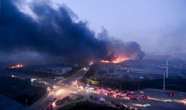 Oheň a kouř stoupají z vybuchlého skladiště v Tchien-ťinu, 13. srpna 2015. (STR / AFP / Getty Images) 