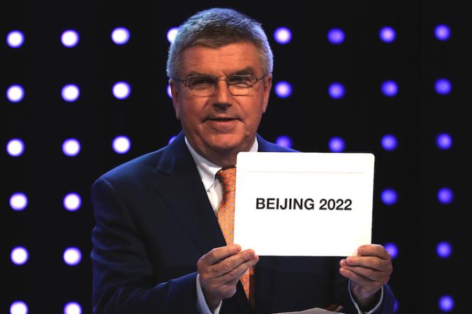 Předseda Mezinárodního olympijského výboru Thomas Bach oznamuje vítěze pořádání zimních olympijských her v roce 2022; Kuala Lumpur, Malajsie, 31. července 2015. (How Foo Yeen / Getty Images)