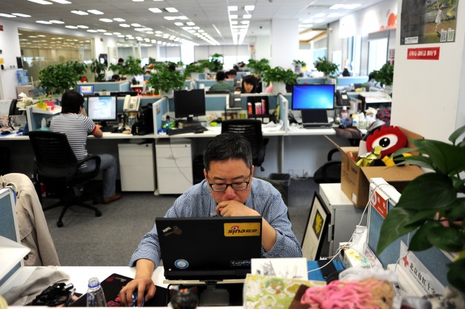 Muž používající laptop v kanceláři společnosti Sina Weibo, široce známé jako čínská obdoba Twitteru. (Wang Zhao / AFP / Getty Images)