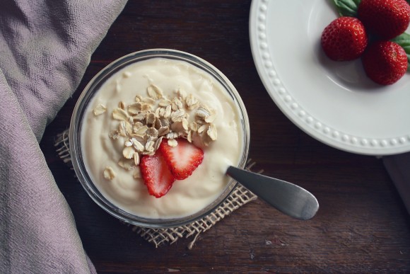 Studie zjistila, že ti, kdo jedli jogurt měli o čtvrtinu menší pravděpodobnost výskytu vysokého tlaku než ti, kdo jedli jogurt nejméně. (ponce_photography/pixabay)