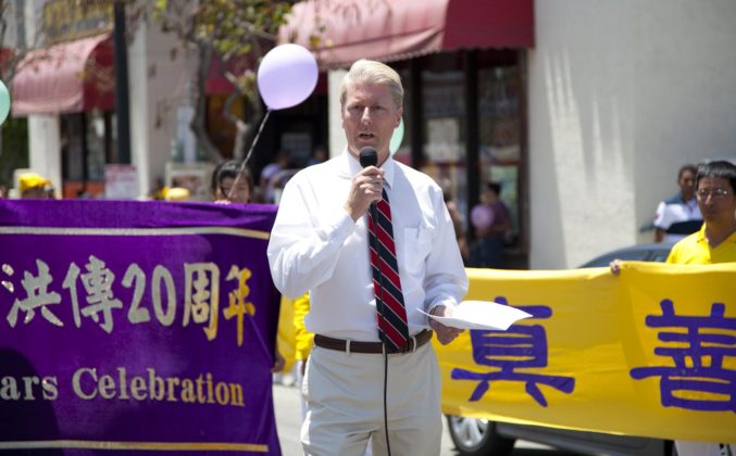 Dr. Dana Churchill hovoří na protestním shromáždění 27. května 2012 v Los Angeles. (fofg.org)