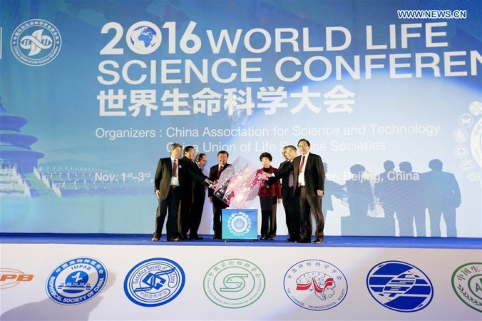 Čínský svaz vědy a technologie, který sdružuje čínské vědce, pořádá v Pekingu konferenci World Life Science Conference; 1. listopadu 2016. Svaz kritizoval vydavatelskou společnost Springer za stažení 107 lékařských studií čínských vědeckých pracovníků. (Screenshot/Sin-chua)