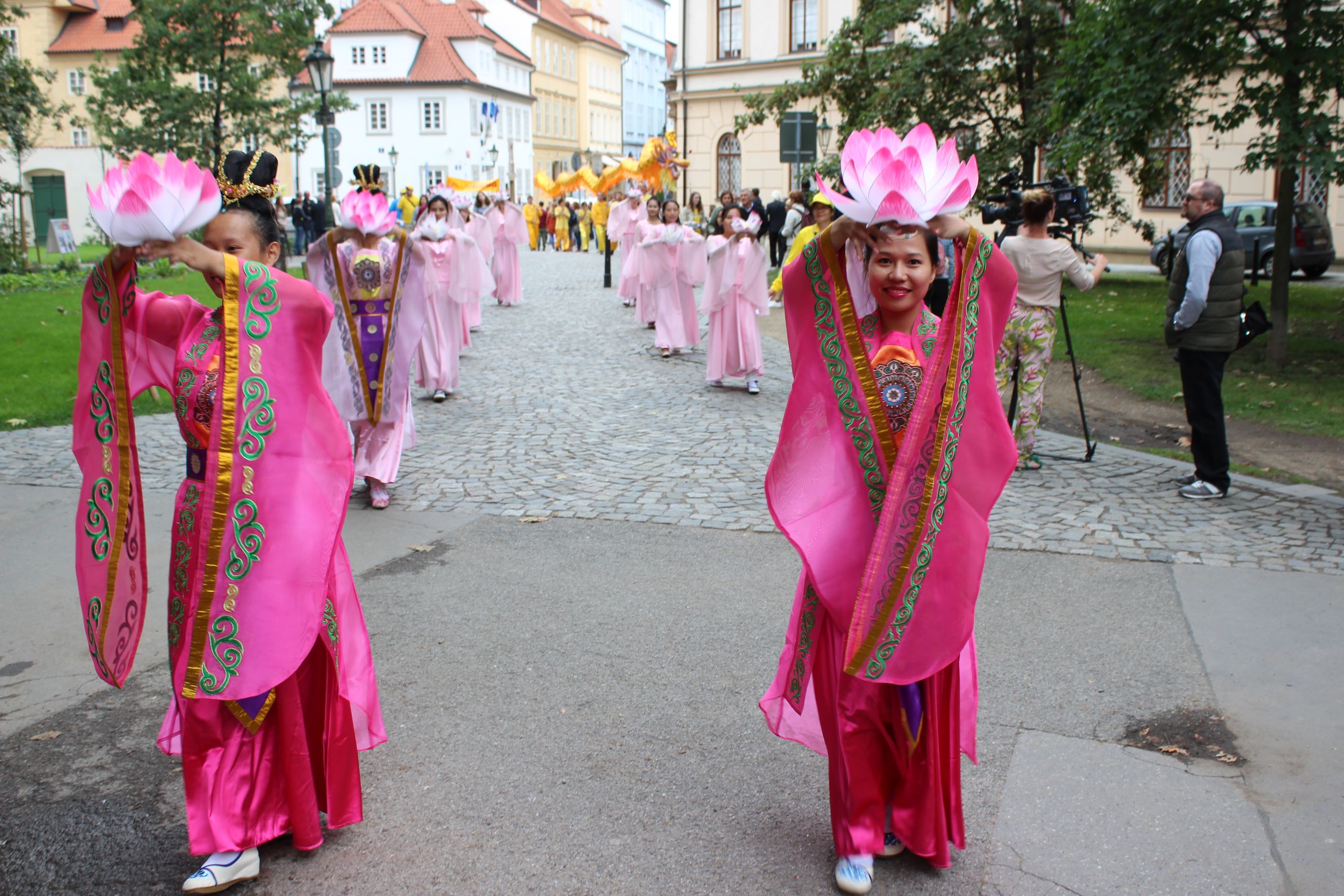 Pochodový orchestr proti represím v Číně prošel centrem Prahy. (Falun Gong Info)