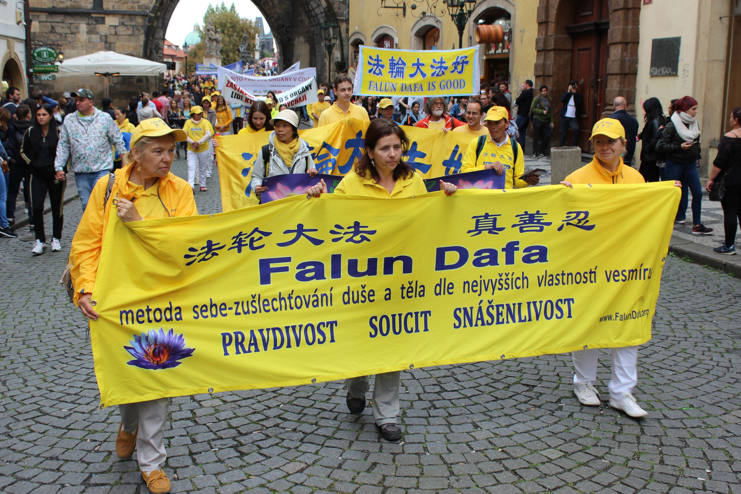 Pochodový orchestr proti represím v Číně prošel centrem Prahy. (Falun Gong Info)