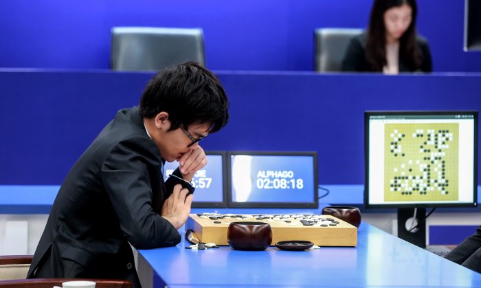 19letý čínský hráč GO Kche Ťie přemýšlí nad svým dalším tahem proti programu AlphaGo společnosti Google. (STR/AFP / Getty Images)