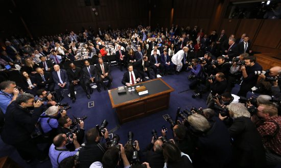 Bývalý riaditeľ FBI James Comey pripravený svedčiť pred zasadnutím výboru amerického senátu pre spravodajské služby  „o úsilí Ruskej federácie zasiahnuť do volieb  USA v roku 2016“, Capitol Hill, Washington 8. júna 2017. (REUTERS / Jim Bourg)