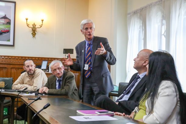 Bývalý kanadský státní tajemník David Kilgour (stojí uprostřed) hovoří během diskuse v britském parlamentu. (Foto: Justin Palmer)