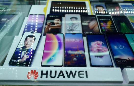 Logo Huawei viditelné v obchodech v Šanghaji začátkem května před obchodními jednáními mezi Spojenými státy a Čínou. (Johannes Eisele / AFP / Getty Images)