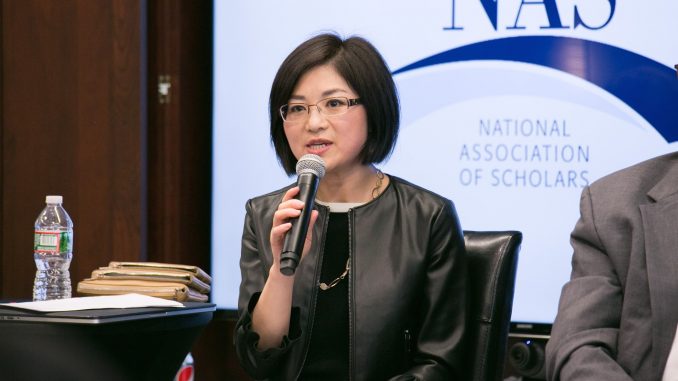 Režisérka Doris Liu hovoří na setkání Národní asociace učitelů ve Washingtonu D.C.. (Gary Feuerberg/ The Epoch Times)