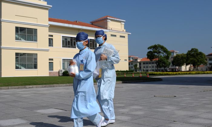 Zdravotní sestry před nemocnici v jihozápadním Šanghaji. (Peter Parks / AFP / Getty Images)