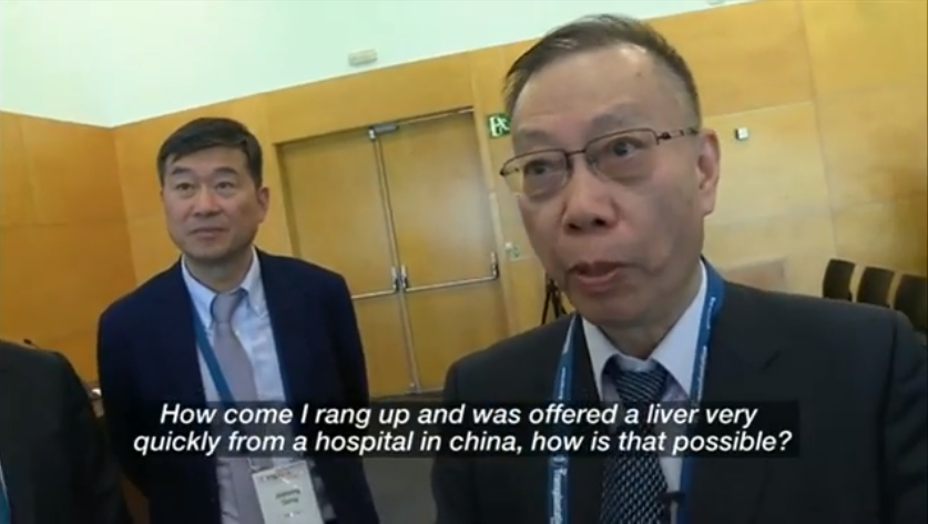 Reportér BBC Matthew Hill pokládá otázku současnému hlavnímu představiteli čínského transplantačního průmyslu Chuangovi Ťie-fuovi: "Jak je možné, že čínská nemocnice sežene játra k transplantaci za tak krátké časové období?" Wang odmítá odpovědět. (Screenshot YouTube / BBC News) 