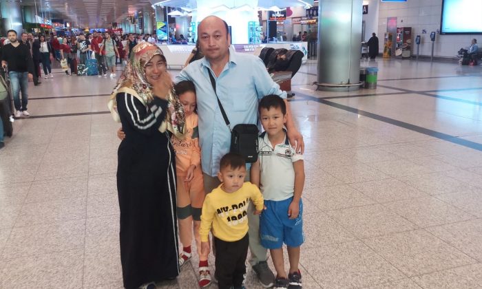 Omir Bekli při setkání se svou rodinou. Bekli strávil v lágru v Sin-ťiangu skoro osm měsíců. (foto poskytl Omir Bekli)