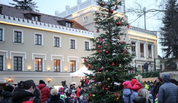 Příprava vánočního stromu na Chateau St. Havel. (www.svatyhavel.cz)