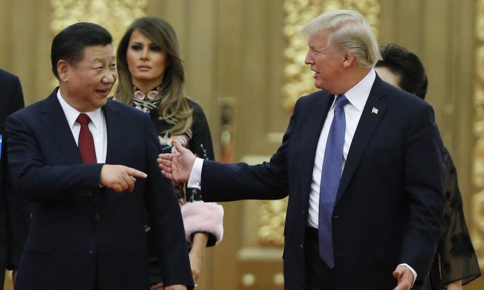 Americký prezident Donald Trump a čínský prezident Si Ťin-pching jdou na společnou večeři – Peking, 9. listopadu 2017. (Thomas Peter - Pool / Getty Images)