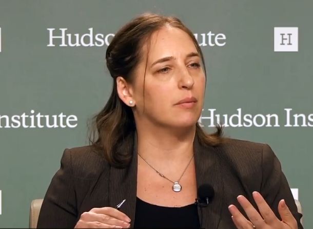 Sarah Cooková, přední analytička Freedom House. (Screenshot video)