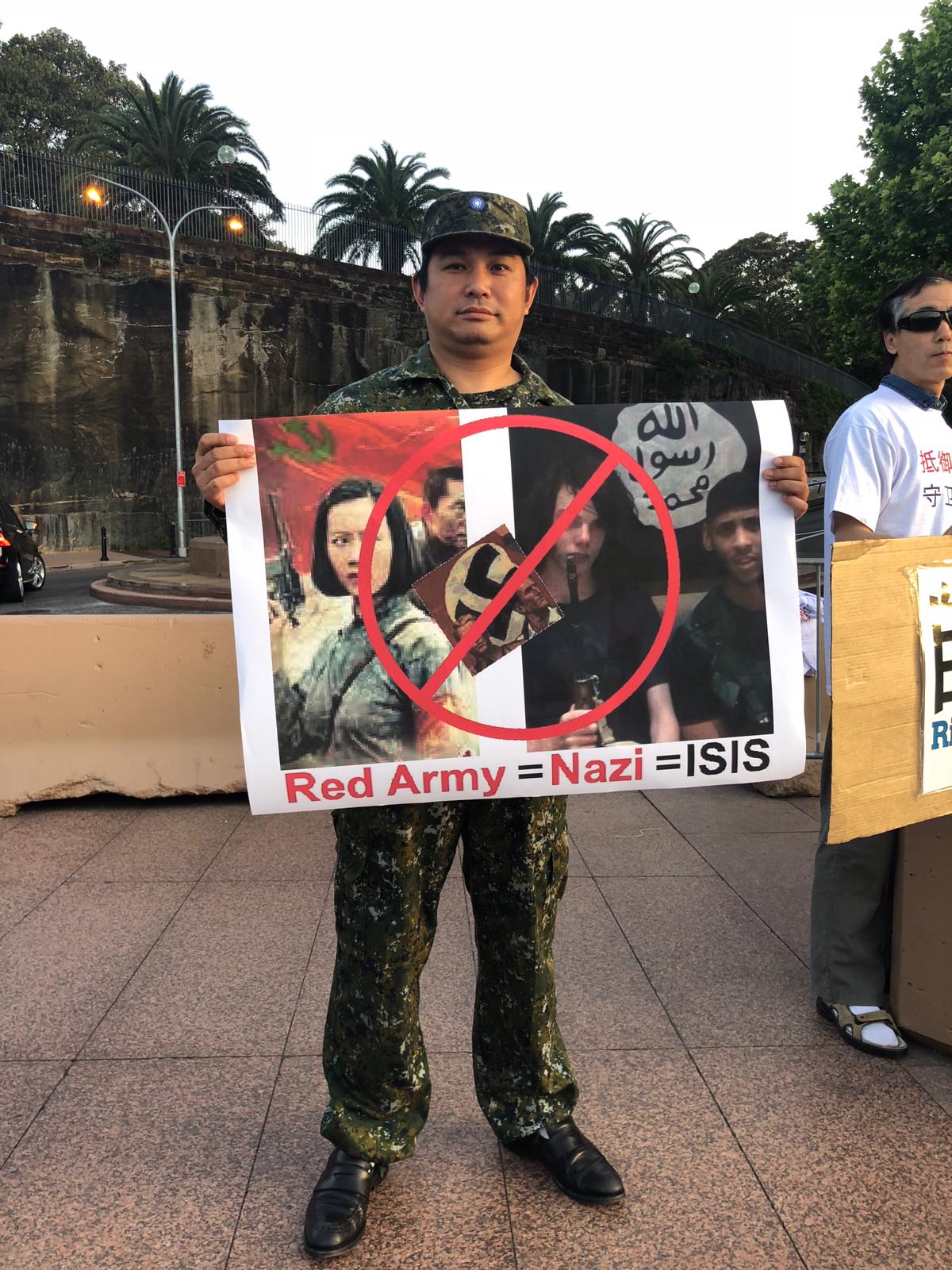 Protestní transparent vyjadřujcí názor, že Rudé gardy oslavované v opeře „Lake Honghu“ (Jezero Chung-chu) se dopouštěli masového vyvražďování obyvatelstva, podobně jako nacisté za II. světové války bevo ISIS v současnosti. Protestující stojí před Opera House v Sydney, 4. listopadu 2018. (Poskytnuto aktivisty)