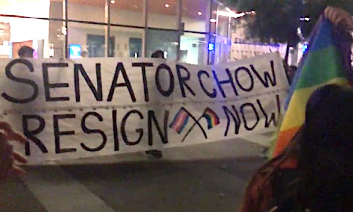 Protestující s bannerem „Senátorko Chowová, ihned rezignujte“ na univerzitě v Berkeley v Kalifornii, 7. listopadu 2018. (Se svolením Isabelly Chowové)
