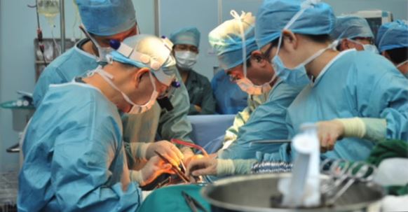 Čínští lékaři provádějí transplantaci orgánů, ilustr. foto. (Screenshot / Harvested alive －10 years investigation of Force Organ Harvesting)