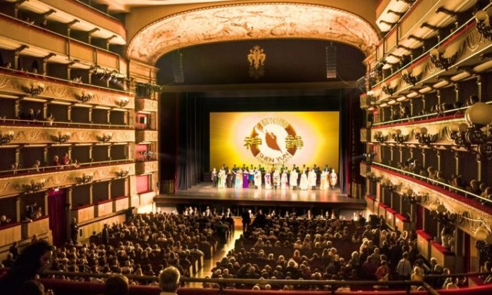 Klanění účinkujících po představení Shen Yun Performing Arts v Teatro Verdi ve Florencii, Itálie, 19. dubna 2018. Shen Yun se stal cílem snah Pekingu, který vyvíjí nátlak na evropská divadla, aby představení ve svých divadlech neuváděla. (Gabriele Bruno / The Epoch Times)