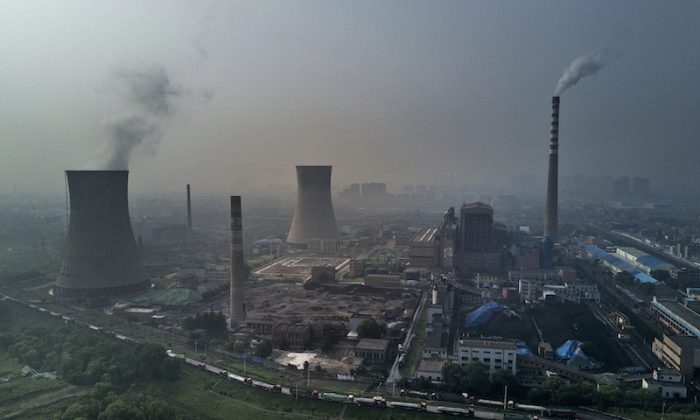 Čínským státem vlastněné uhelné elektrárny ve městě Chuaj-nan v provincii An-chuej, Čína, 16. června 2017. (Kevin Frayer / Getty Images)