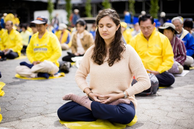 Příznivci Falun Dafa během oslav na Union Square, New York. (Samira Bouaou/The Epoch Times)