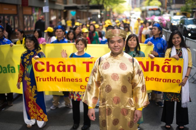 Oslavy mezinárodního dne Falun Dafa - příznivci Falun Gongu z různých zemí během průvodu v New Yorku, USA. (Epoch Times)