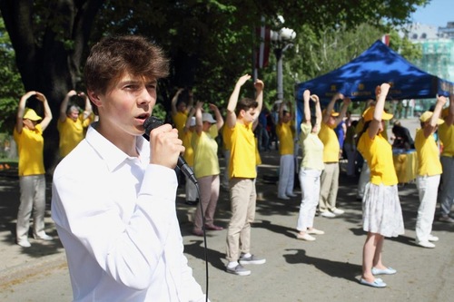 Oslavy mezinárodního dne Falun Dafa v Litvě. (minghui.org)